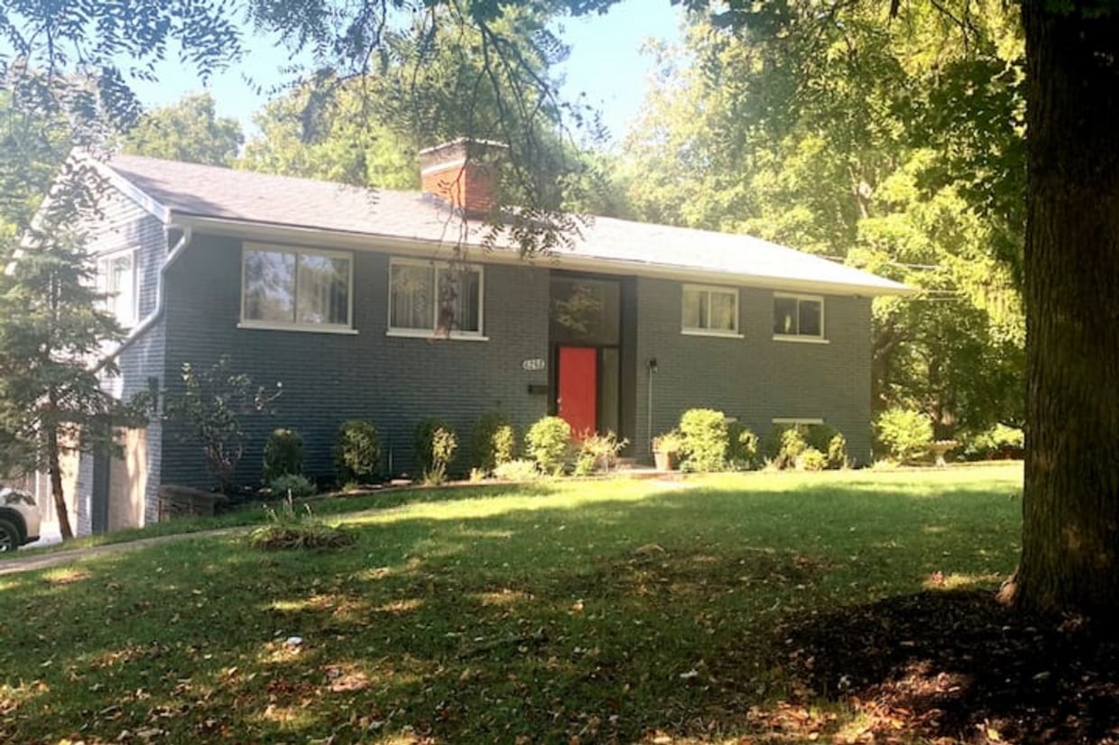 Modern & Bright Raised Ranch Near Downtown - Modern & Bright Raised Ranch Near Downtown