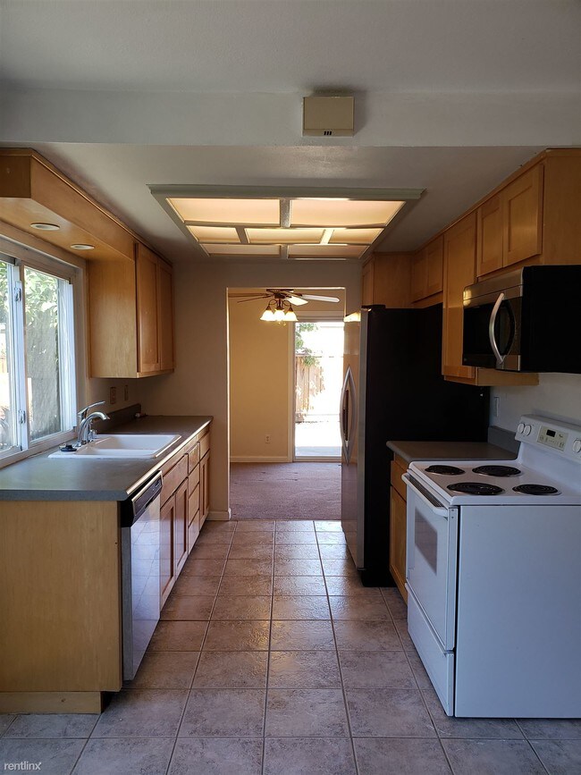 Building Photo - 3 br, 2 bath House - 558 Huntington Way