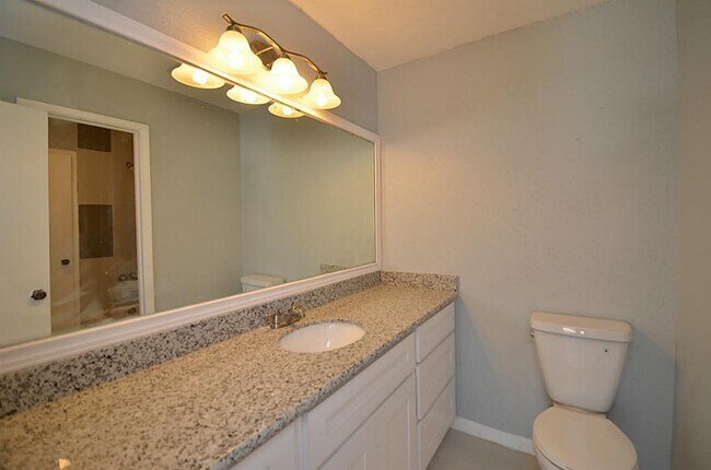 Upstair_Bathroom2_1 - 3615 Tanglewilde St