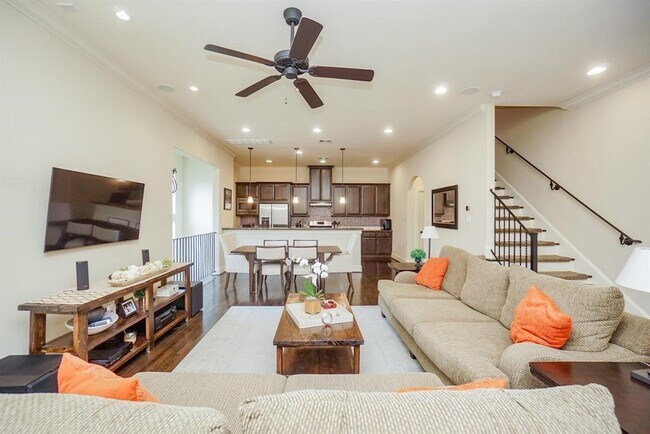 Building Photo - 1108 Peveto St