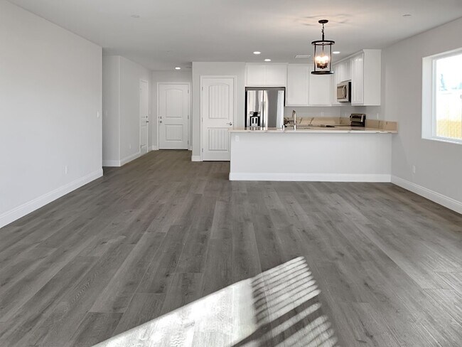 Building Photo - 1028 W Langley Ave