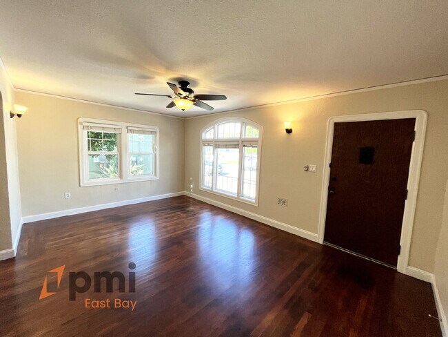 Building Photo - Inviting 2bd Craftsman Bungalow w/ Origina...