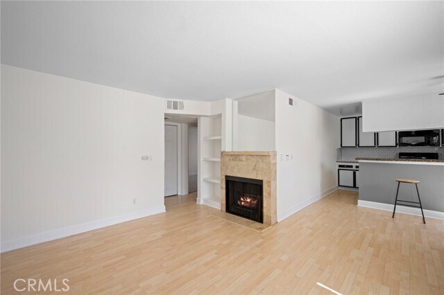 Foto del edificio - 7045 Woodley Ave