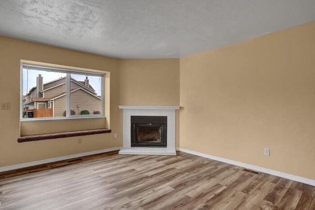 Building Photo - 4766 Live Oak Dr