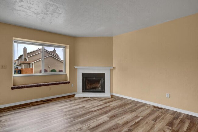 Foto del edificio - 4766 Live Oak Dr