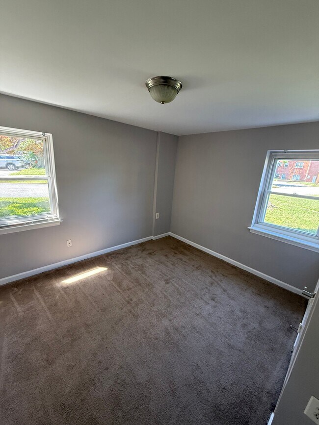 Building Photo - 2125 Cameron Dr
