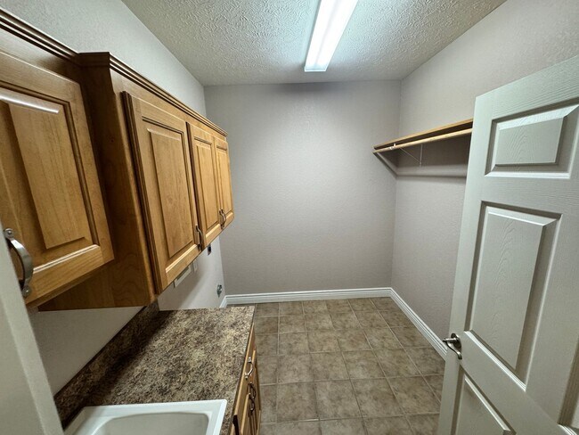 Foto del edificio - 4 Bed 3 Bath near Manhattan Country Club!
