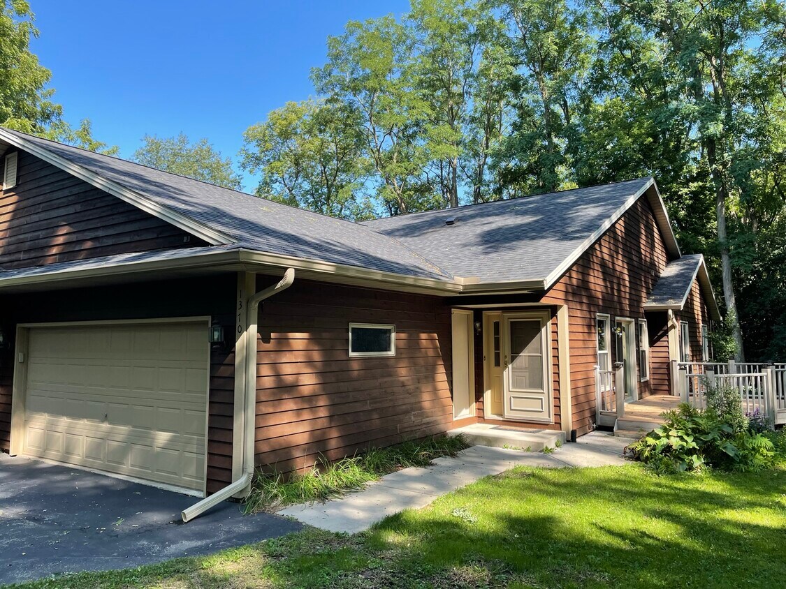 1370 Jensen Ct, Delafield, WI 53018 Townhome Rentals in Delafield WI