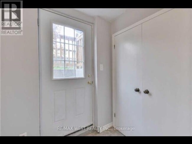 Building Photo - 18 Linkdale Rd