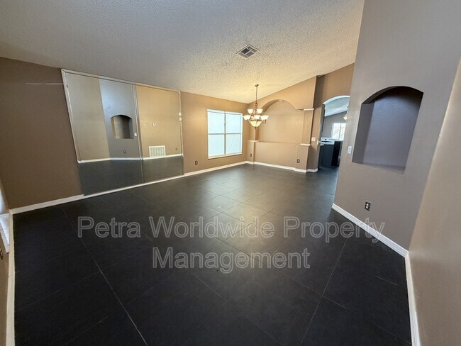 Building Photo - 572 Tree Shore Dr