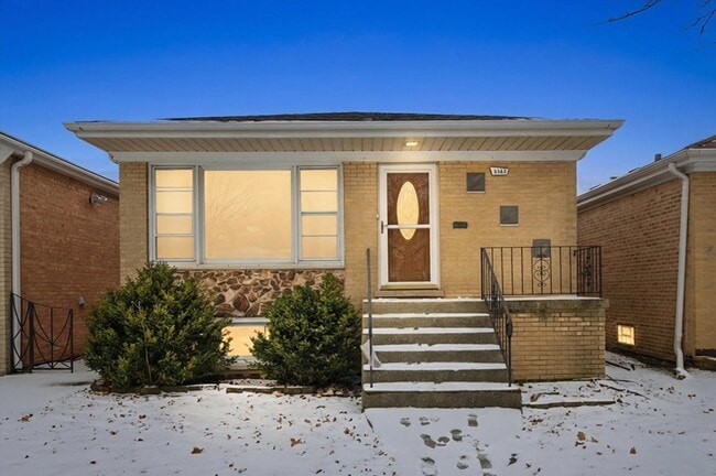 Building Photo - 5363 N Mont Clare Ave