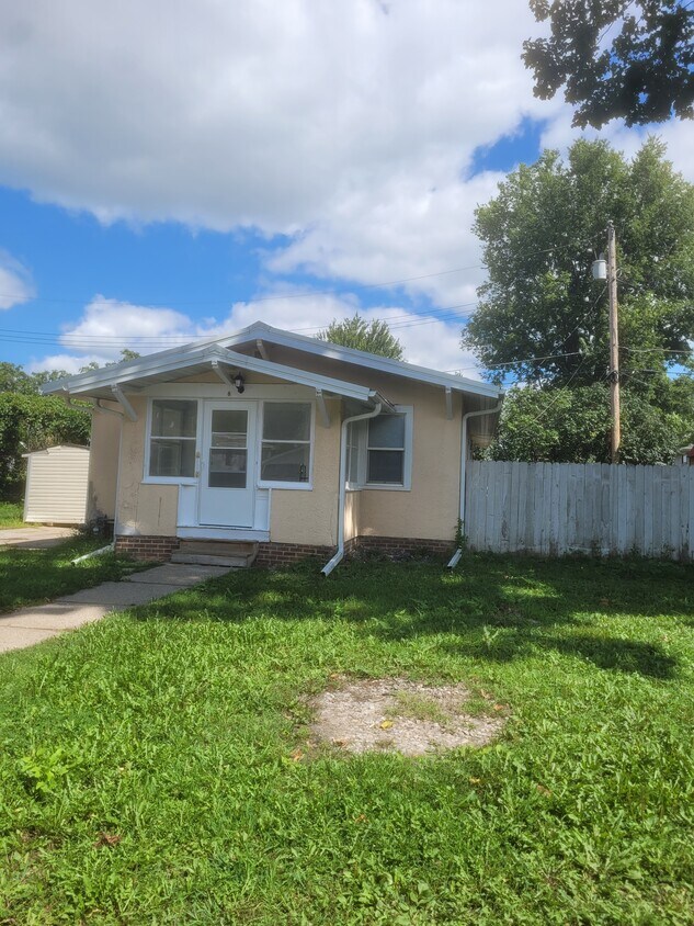 8 Bungalow Ct, Newton, IA 50208 House Rental in Newton, IA