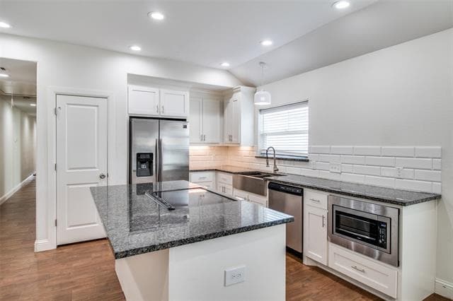 Building Photo - 614 E College St