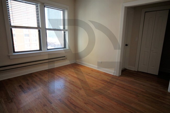 Building Photo - Gut rehab in Lakeview