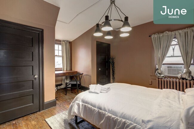 Building Photo - ROOM ONLY in 7-bed/3.5-bath Home