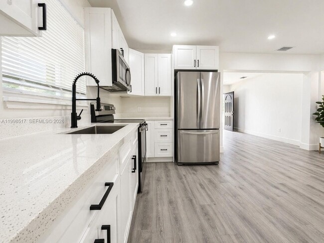 Foto del edificio - 736 NW 41st St