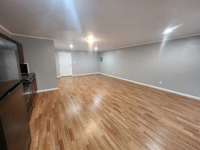 Building Photo - 2854 W Sylvania Ave