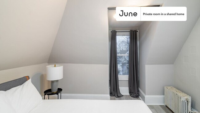 Foto del edificio - Private bedroom in 7 bed/2 bath Home