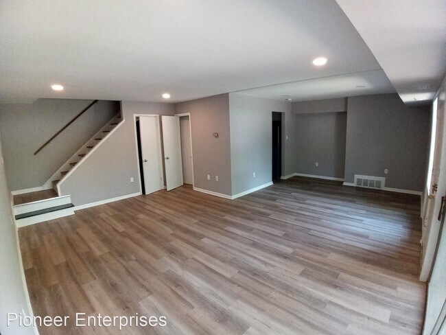 Building Photo - 2 br, 1.5 bath House - 2312 Ewing Avenue #5