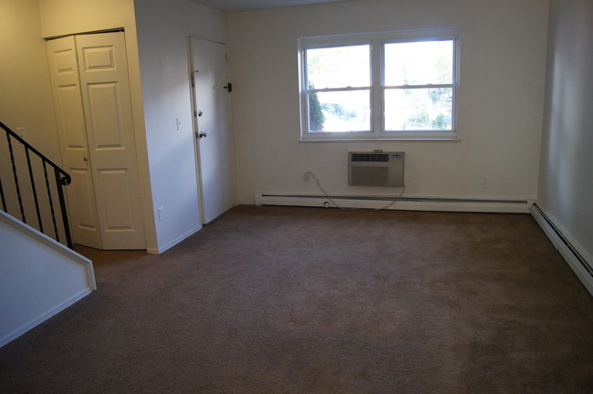 Townhouse Living Room - Maple Tree Apts