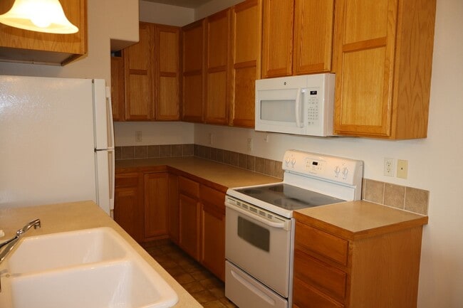 Building Photo - Enjoy Windsor Living: Bright Condo Near Tr...