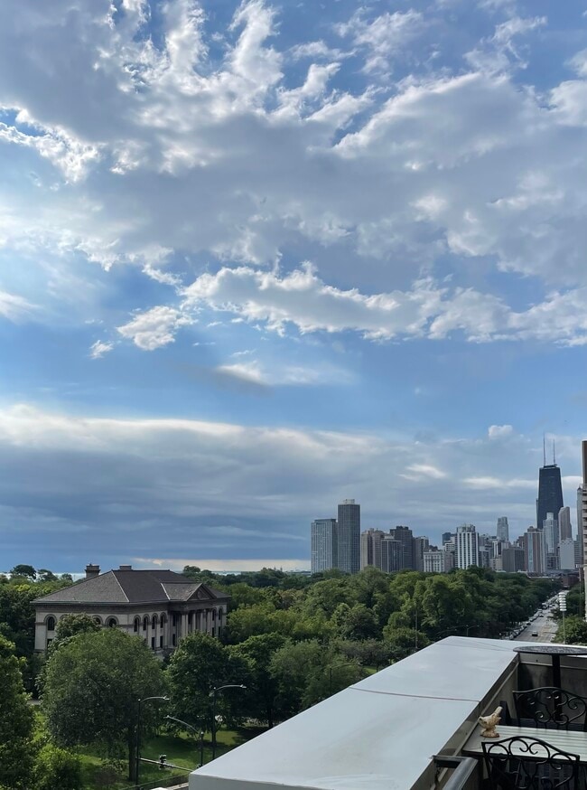 Skyline - 2042 N Clark St