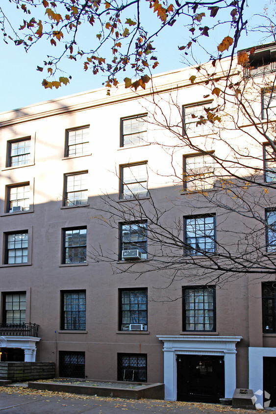 Primary Photo - 142 Henry St