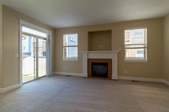Building Photo - Beautiful 4 Bed 2.5 Townhome with 2 Car Ga...
