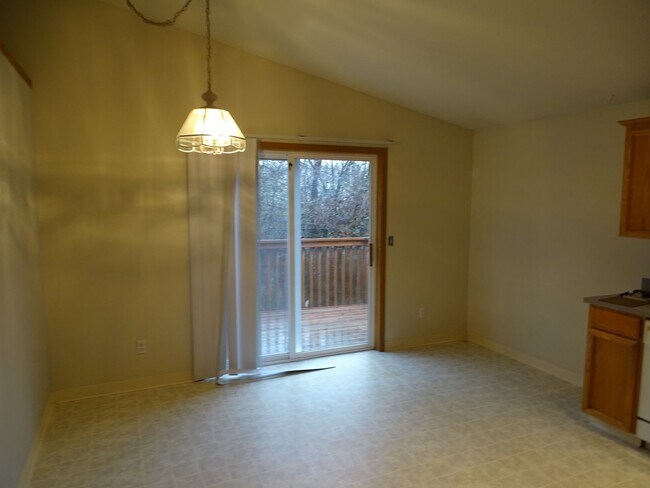 Building Photo - Lovely 3 Bedroom One Level Home on Private...