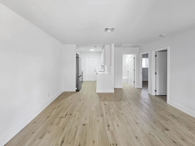 Building Photo - Updated Two Bedroom, One Bath Duplex located Near Downtown Palmetto