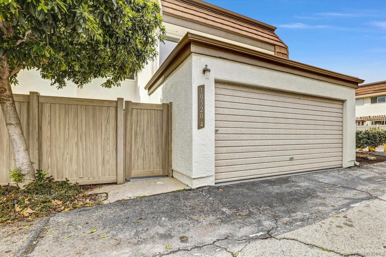 Primary Photo - 10520 Larwin Ave