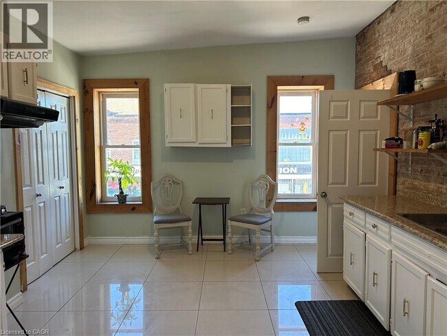 Building Photo - 68 Robinson St