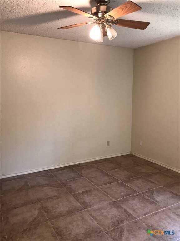 Building Photo - 402 Deerwood Dr