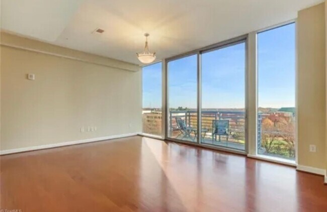 Foto del edificio - 201 N Elm St