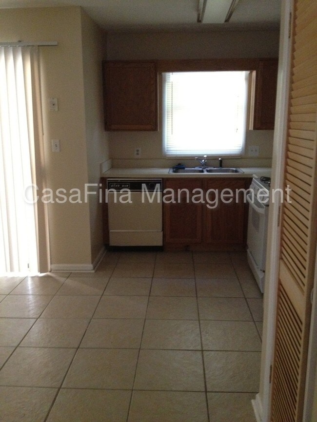 Building Photo - 2224 Wellington Cir