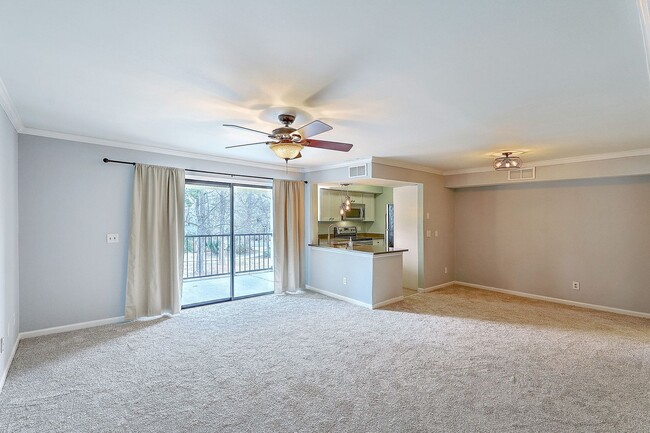 Foto del edificio - Move in Ready Montclair Condo!