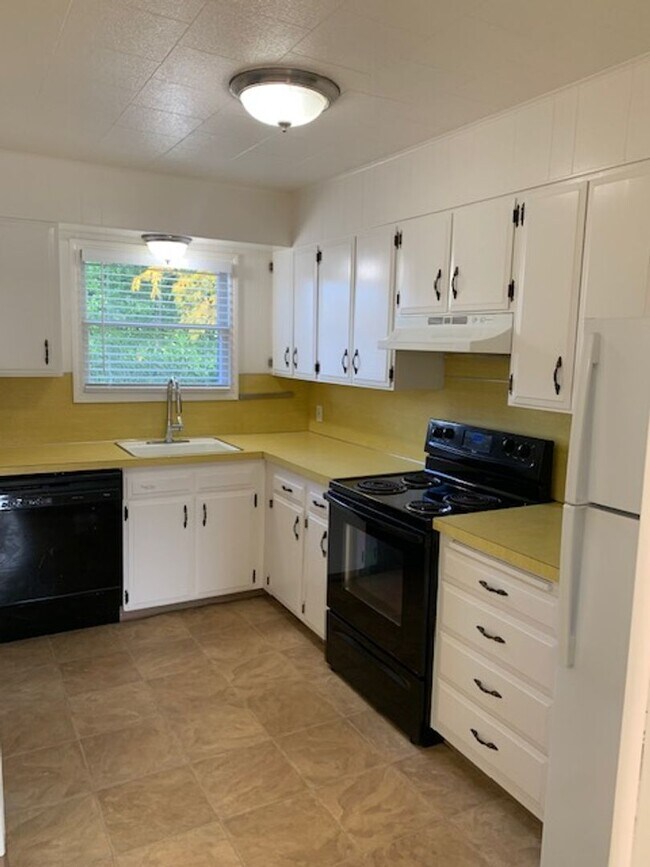 Foto del edificio - $2,350 - Two Bedrooms, One Full Bath with Bonus Room in Dekum Piedmont Neighborhood