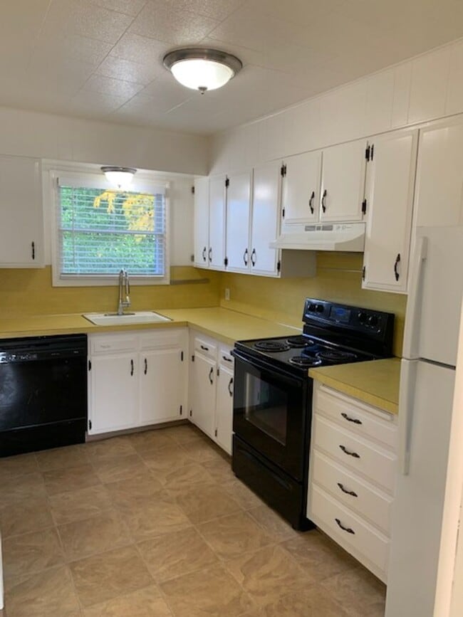 Building Photo - $2,400 - Two Bedrooms, One Full Bath with Bonus Room in Dekum Piedmont Neighborhood