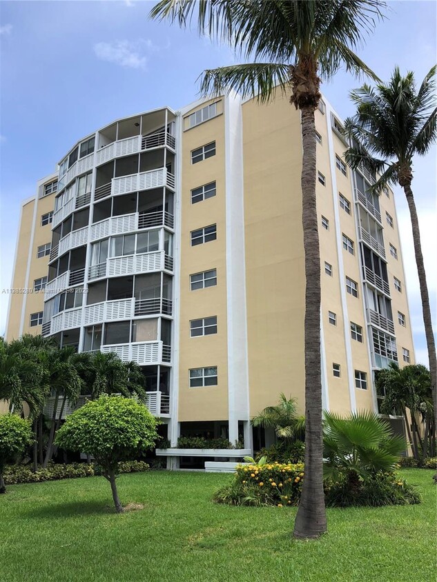 Primary Photo - 555 Crandon Blvd
