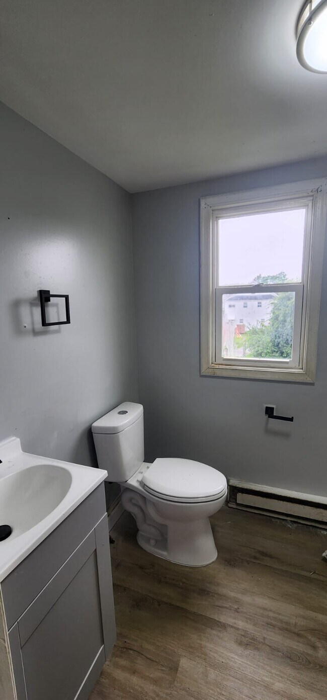 Building Photo - 54 Penn St