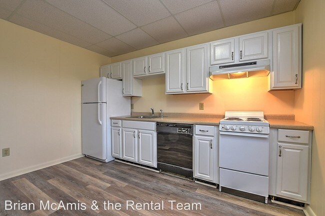 Building Photo - 800 Crestview Dr
