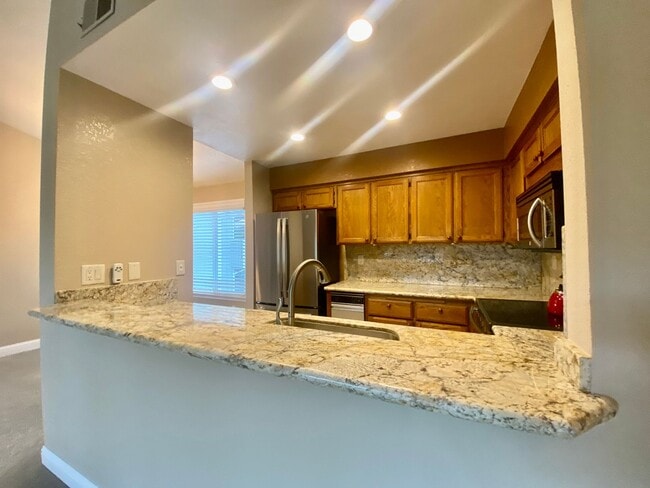 Building Photo - The Foothills Condo, 2 BD / 2 BA Single St...