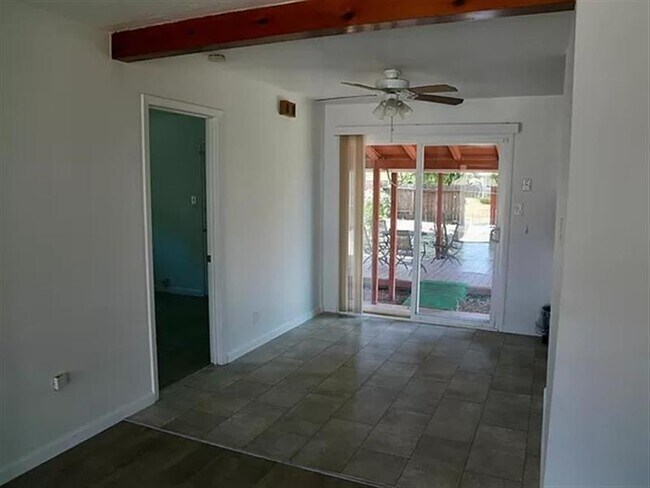 Foto del edificio - updated two-bedroom home