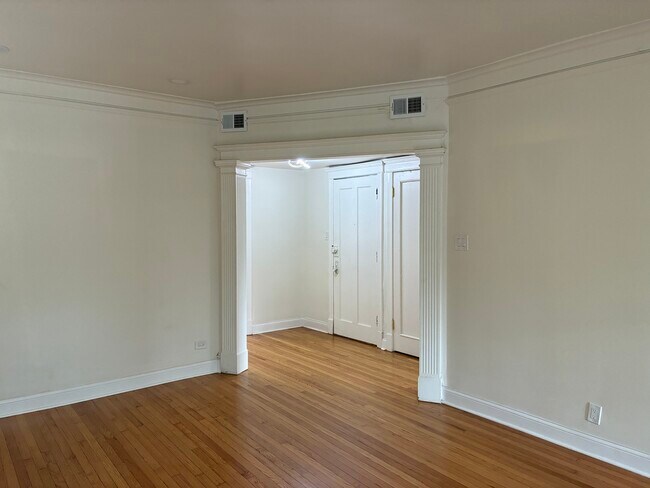 Building Photo - 6142 S Rhodes Ave