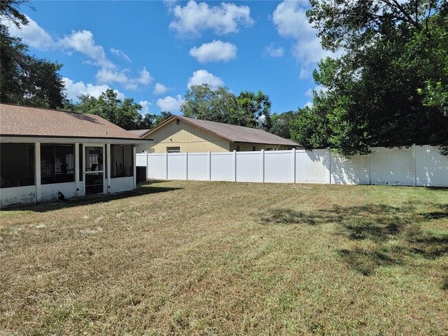 Building Photo - 7612 N Sanibel Cir