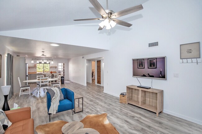 Building Photo - 444 W 37th St