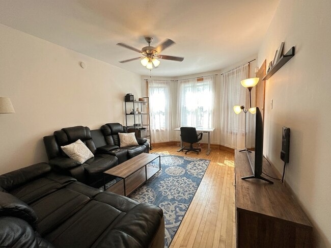 Building Photo - 1557 N Honore St