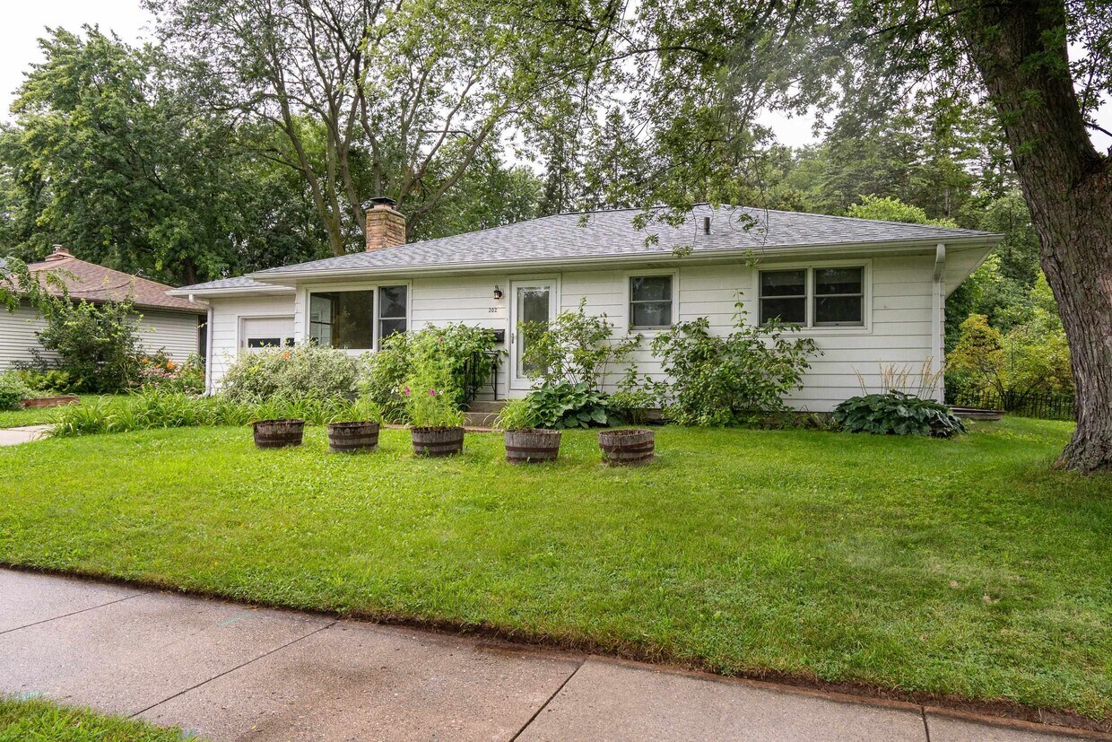 Primary Photo - 202 S Segoe Rd