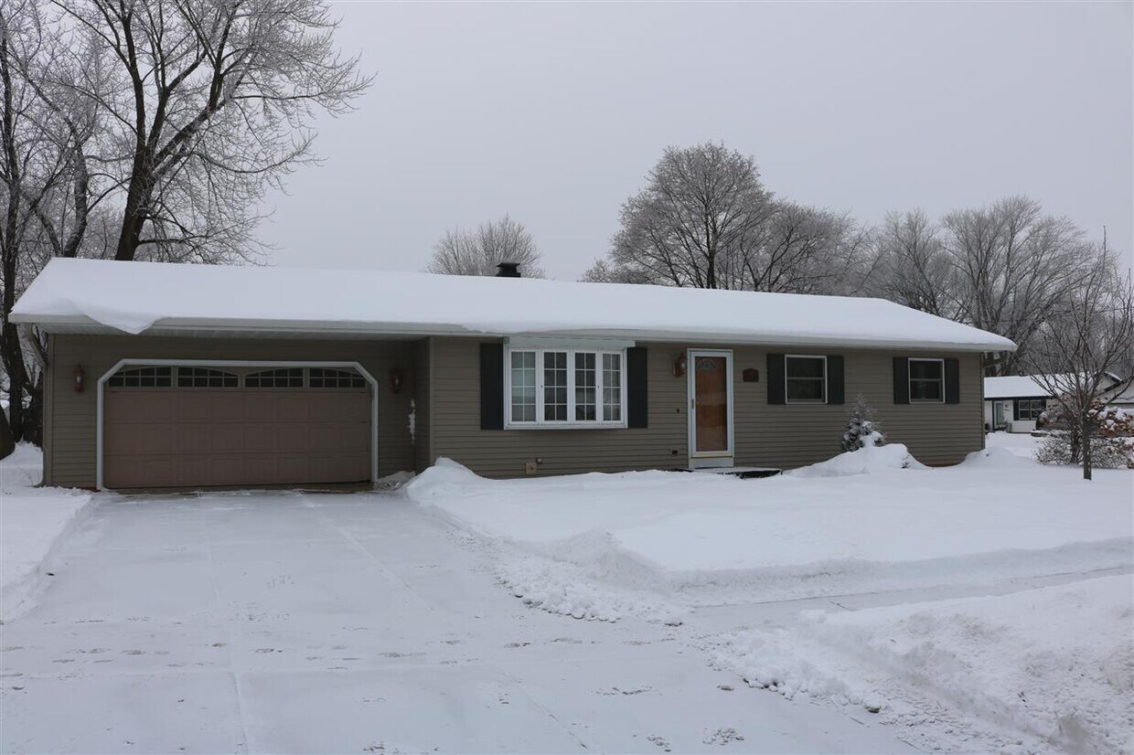 1504 Holiday Dr, Janesville, WI 53545 House Rental in Janesville, WI