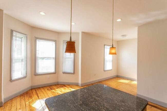 Foto del edificio - Second Floor Spacious 3 Bd 1 Bath Near Nor...